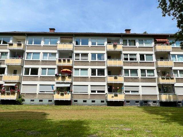 LEERE DREI ZIMMER WOHNUNG MIT SÜD BALKON!