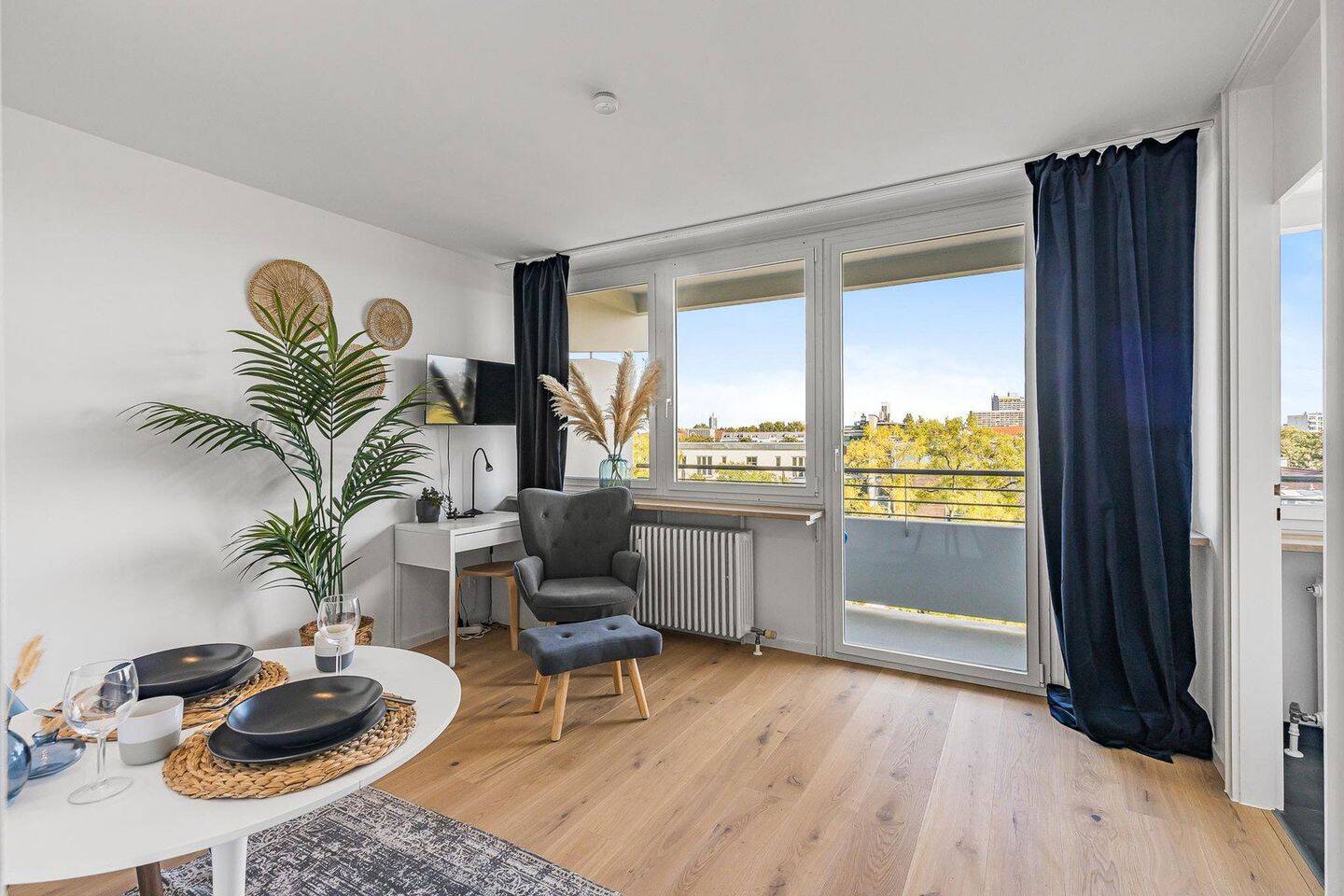 Provisionsfrei vom Eigentümer, leerstehend und renoviert, 40m²- Apartment mit großem Balkon – München – Bild 1 von 7