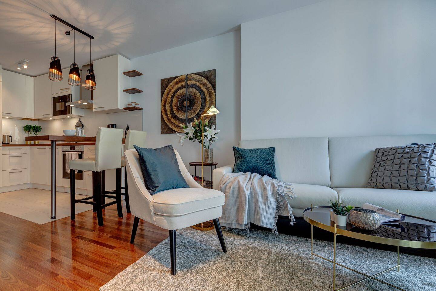 Alt-Schwabing: Hochwertige 2-Zimmer Wohnung mit Balkon und Wintergarten