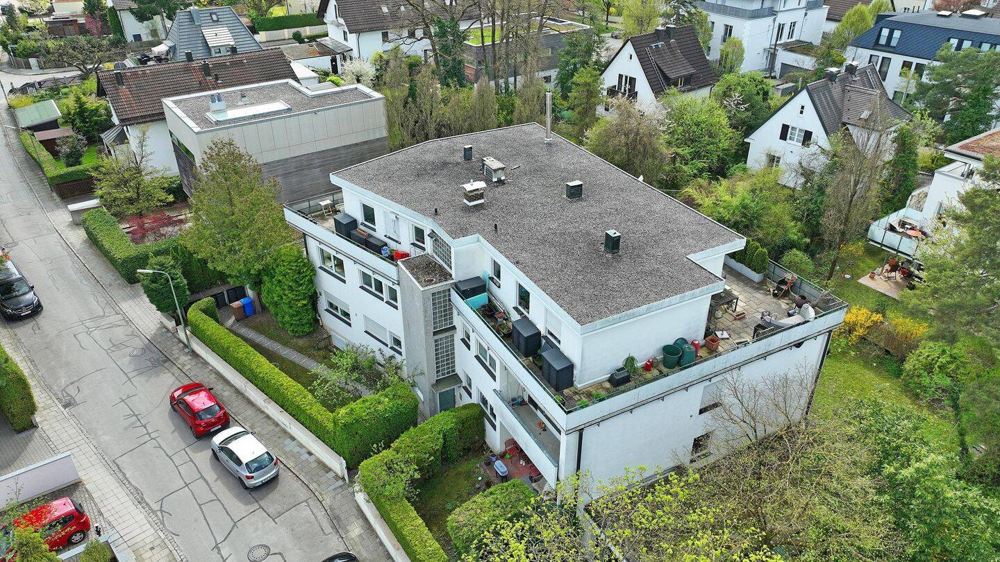 Klassisches Mehrfamilienhaus mit Penthousewohnung in Bestlage von München-Obermenzing