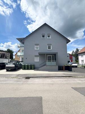 Neuwertige helle 2,5 Zimmer Dachgeschosswohnung mit 2 Stellplätzen und Balkon – 90574 Roßtal – Vorschaubild 2