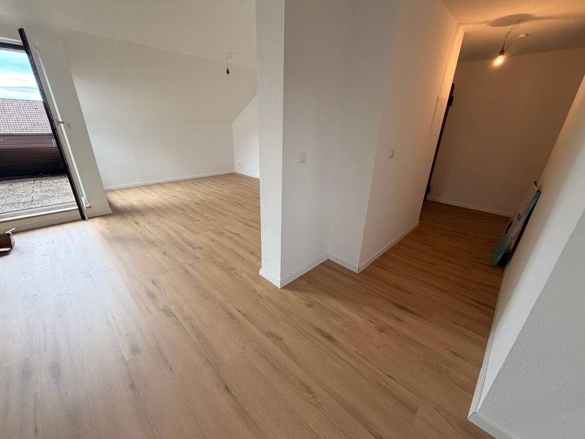 Renovierte 4-Zimmer-Dachgeschosswohnung mit Dachterrasse – 91056 Erlangen – Bild 1 von 8