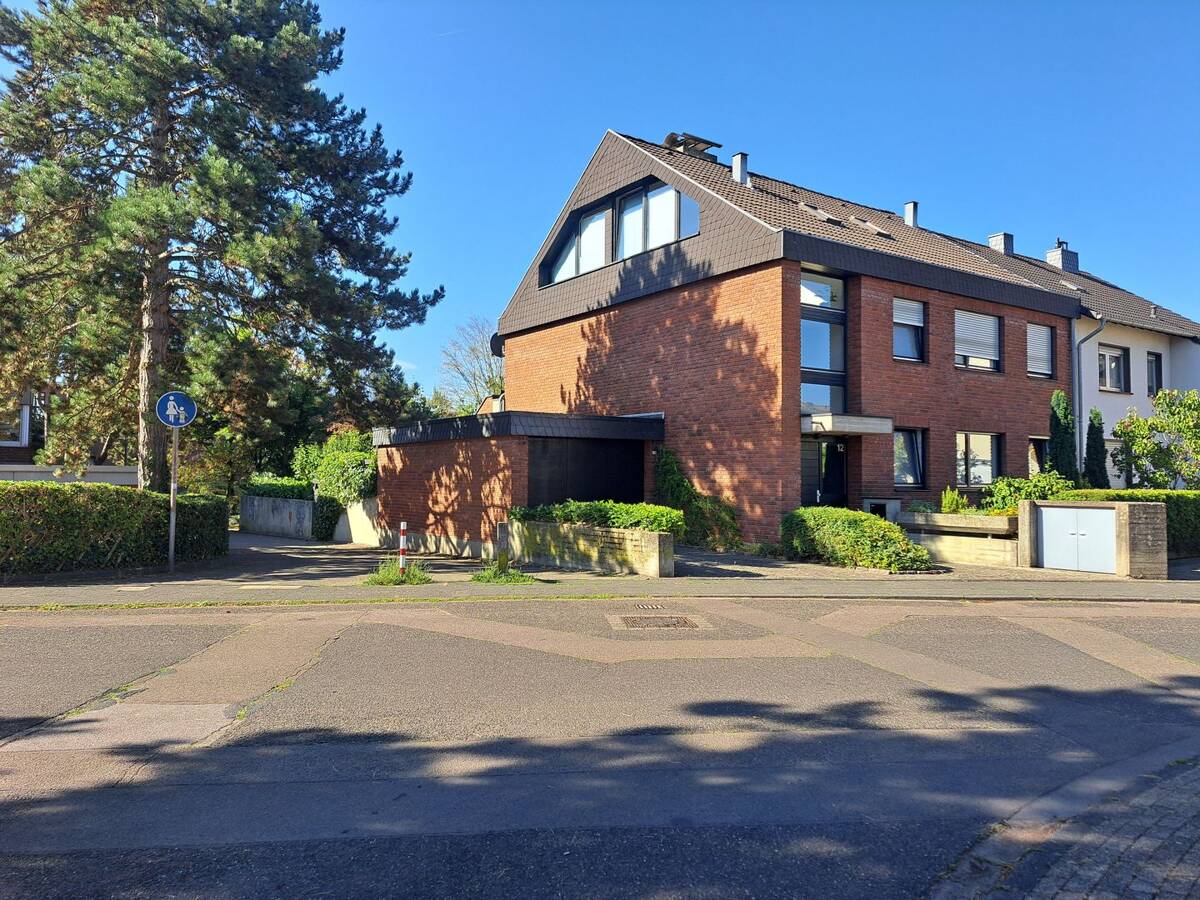 Sehr gepflegtes Dreifamilienhaus/Mehrgenerationenhaus mit großem Wintergarten und traumhaftem Garten – 51069 Köln – Bild 1 von 9