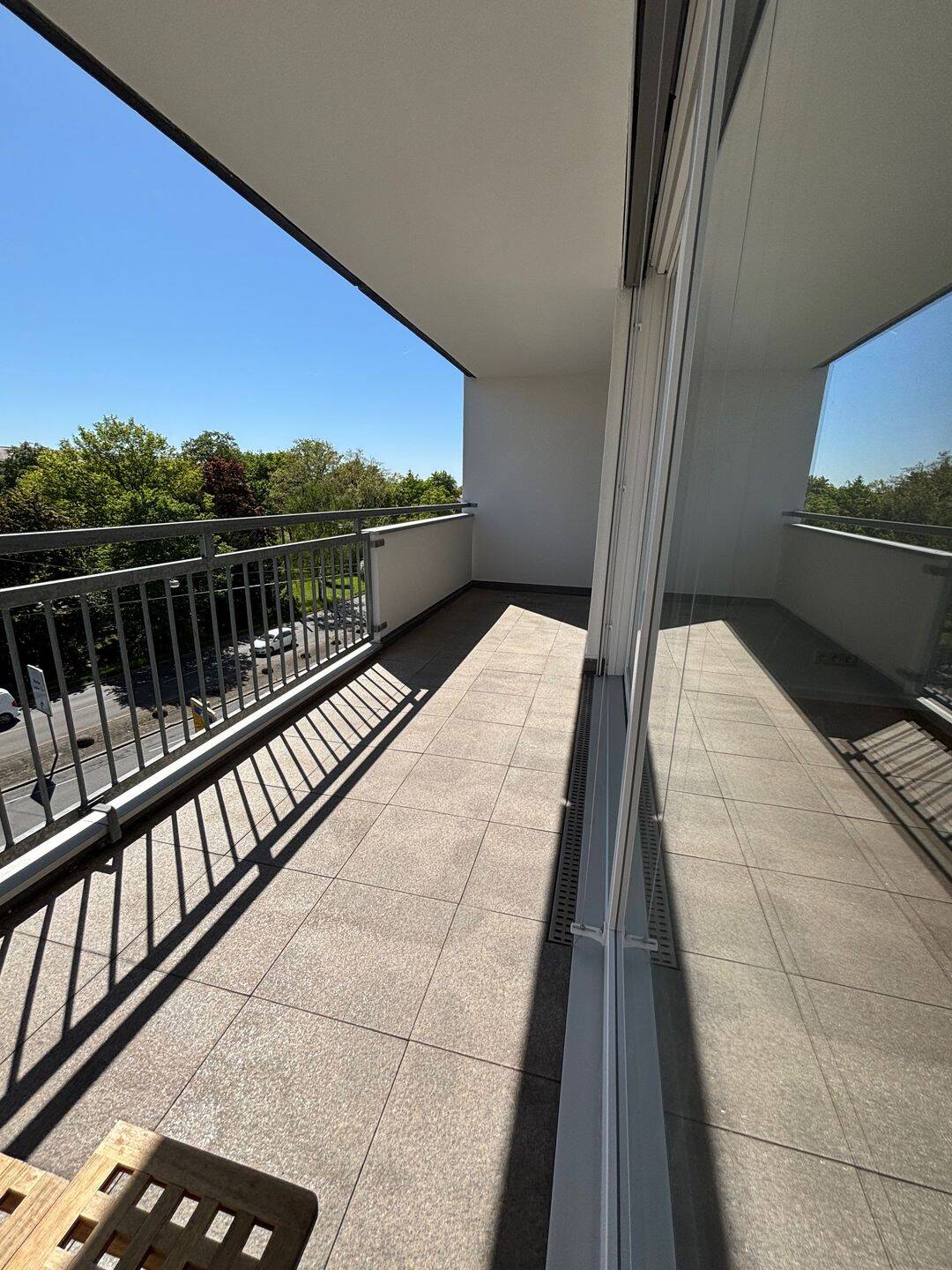Neu renovierte 4-Zimmer-Wohnung mit Balkon, Aufzug & Tiefgarage am Cramer-Klett-Park – Nürnberg – Vorschaubild 2