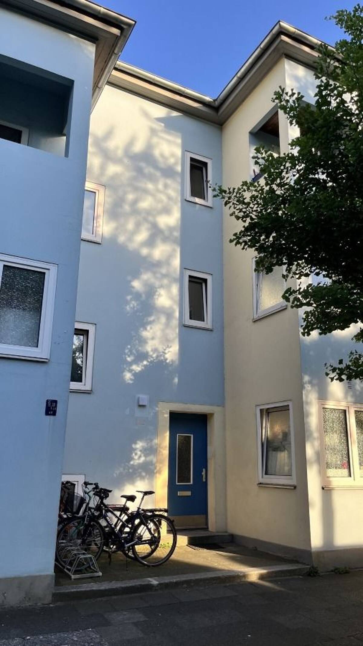 Schöne Altbauwohnung mit Balkon in ruhiger Lage von Neudorf – 47057 Duisburg – Bild 1 von 9