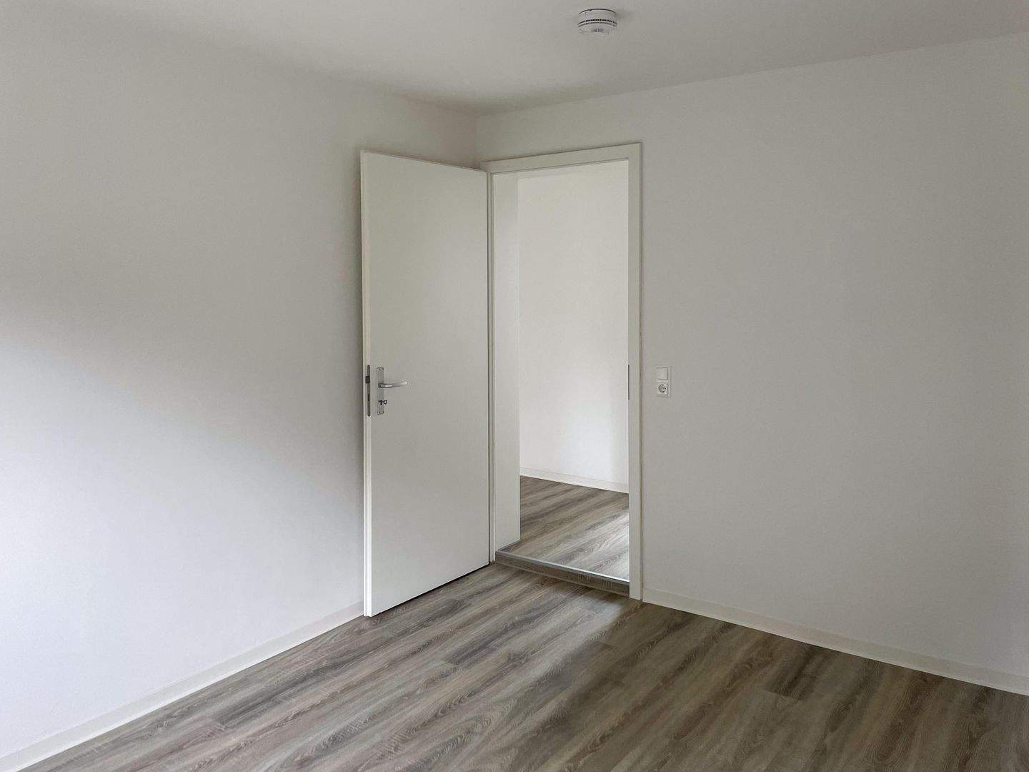 Helle 3-Zimmer-Dachgeschosswohnung mit Sichtbalken in Chemnitz-Hilbersdorf! – Chemnitz – Vorschaubild 8