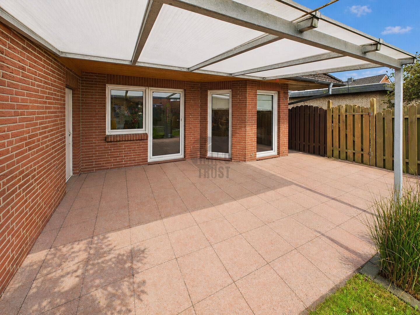 BUNGALOW IN RUHIGER LAGE MIT KAMIN, FUSSBODENHEIZUNG, MODERNEM BADEZIMMER UND ELEKTRISCHER GARAGE – Oldenburg – Vorschaubild 5