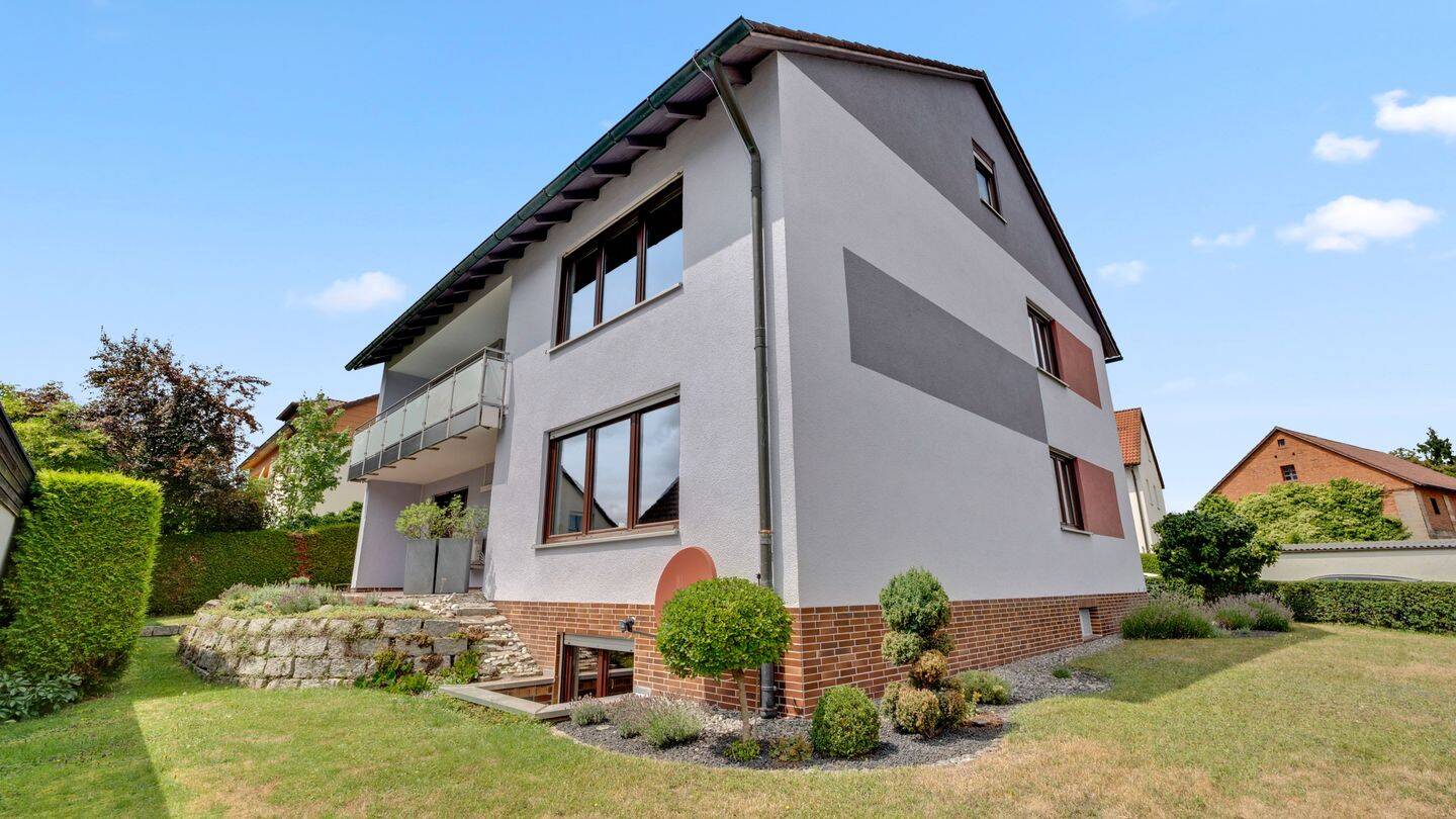 Hochwertig Renoviert! Großzügiges Zweifamilienhaus mit traumhaftem Garten in ruhiger Lage – Eckersdorf – Vorschaubild 3