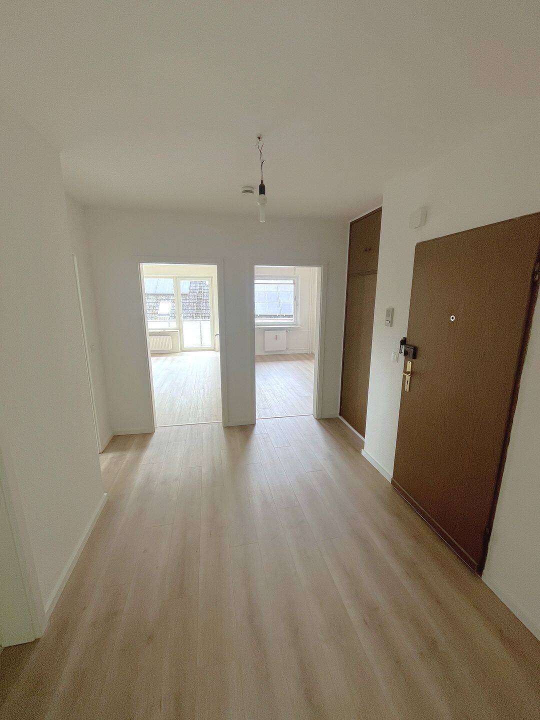 Renovierte 3-Zimmer-Wohnung mit Balkon – Hamburg – Vorschaubild 2