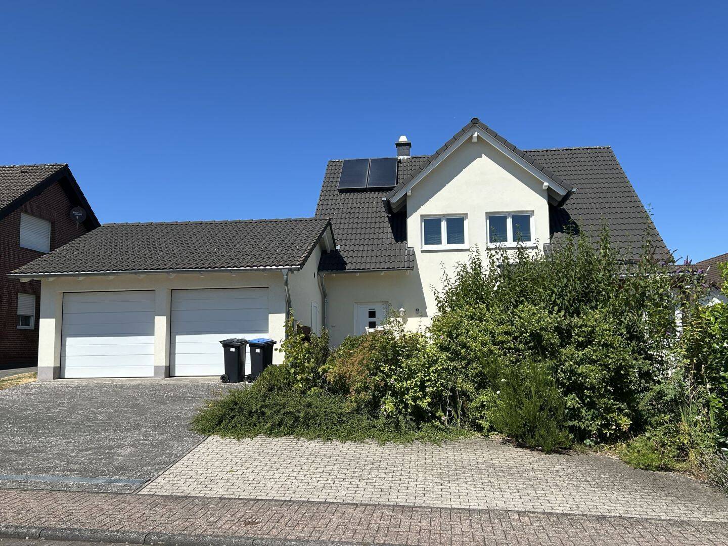 Modernes Einfamilienhaus mit Wintergarten in Wolken