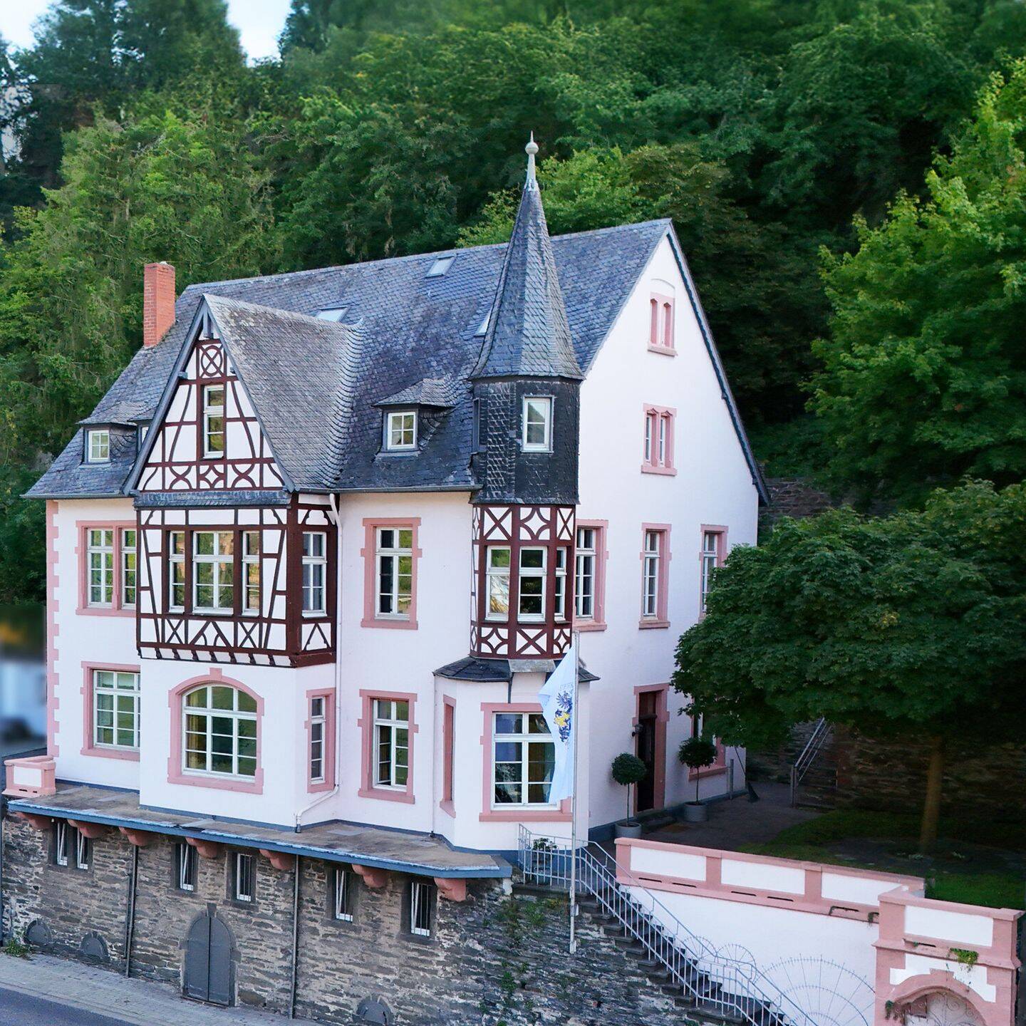 Herrschaftliche, großzügige Villa im UNESCO Welterbe mit Loreleyblick und exklusivem Lebensstil – Sankt Goar – Bild 1 von 9