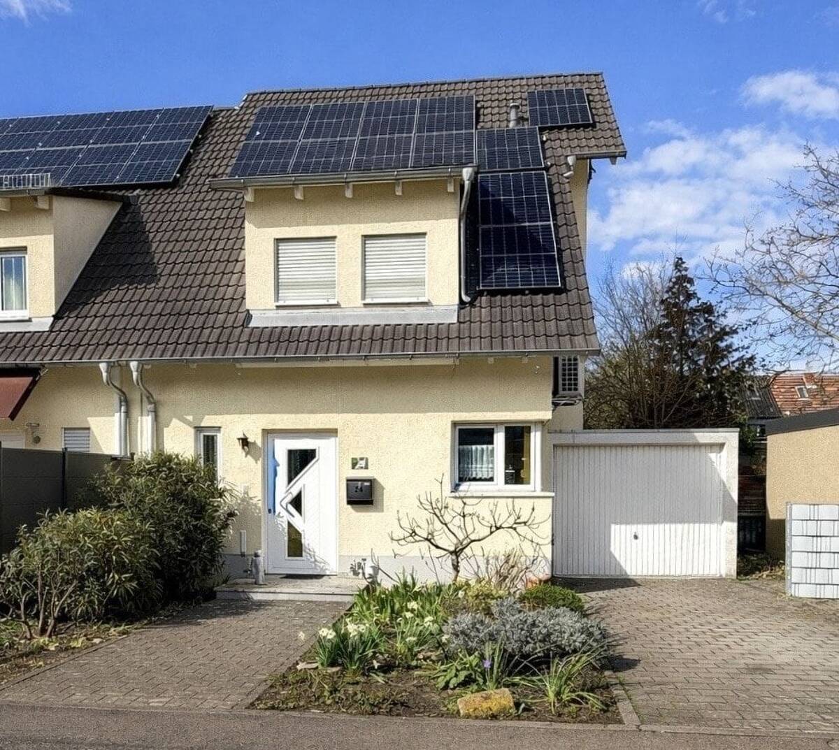 Moderne Doppehaushälfte mit Garten, Wärmepumpe & PV in Mannheim-Neckarau – 68199 Mannheim – Bild 1 von 9