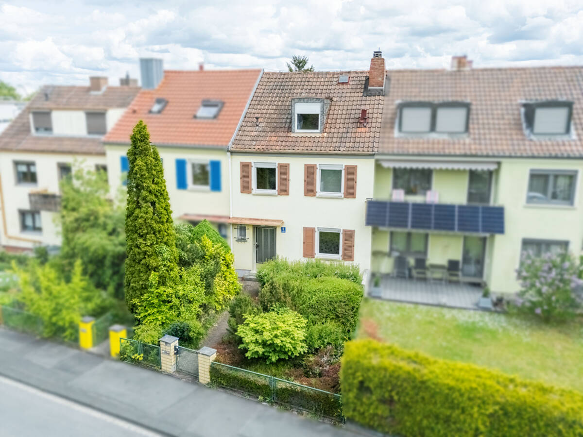 Sanierungsbedürftiges Reihenmittelhaus in beliebter Lage – 97074 Würzburg – Bild 1 von 8
