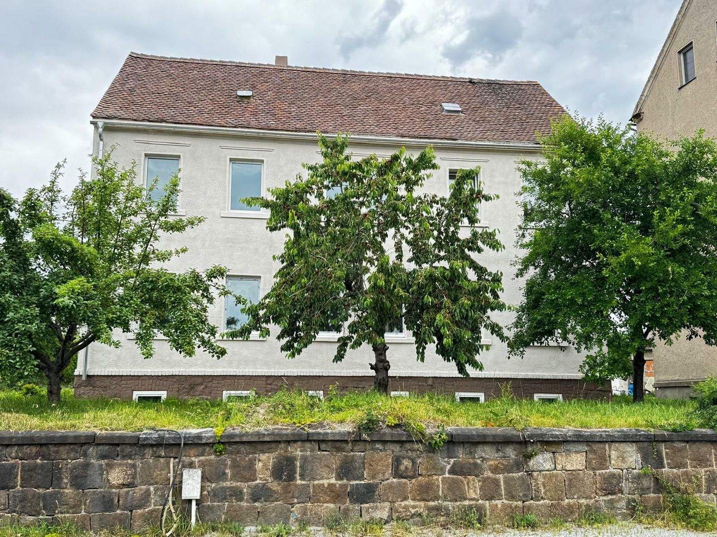 Teilsaniertes Mehrfamilienhaus - ideal für zwei Generationen. Entdecken Sie Ihr neues Zuhause! – Löbau – Bild 1 von 9