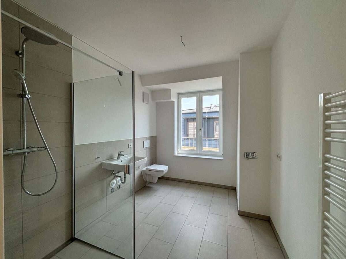 GANZ OBEN! Geräumige 3-Zi.-Whg. mit Tageslicht + EBK und Balkon !!! – 1159 Dresden – Bild 1 von 9
