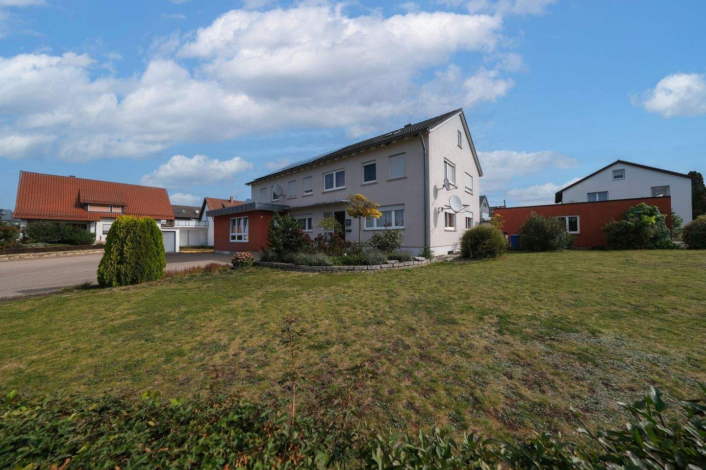 Vierfamilienhaus mit PV-Anlage und Ausbaupotenzial in Unterschneidheim – Unterschneidheim – Bild 1 von 5