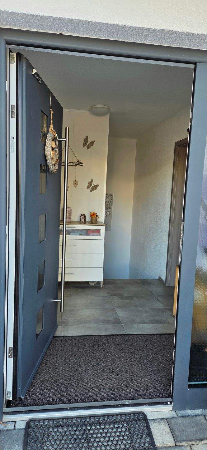 Exklusives Einfamilienhaus, mit Einliegerwohnung und unterkellerter Doppelgarage. Mieteinnahmen -> konstantes Einkommen und finanzielle Sicherheit – Bräunlingen – Vorschaubild 5