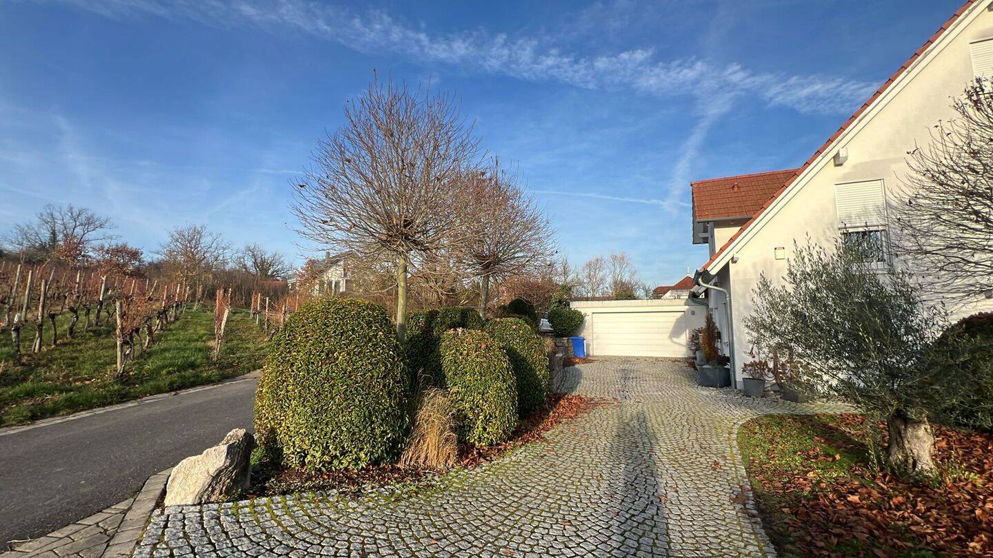 Freistehendes Einfamilienhaus in Hanglage an den Weinbergen – Sulzfeld am Main – Vorschaubild 2