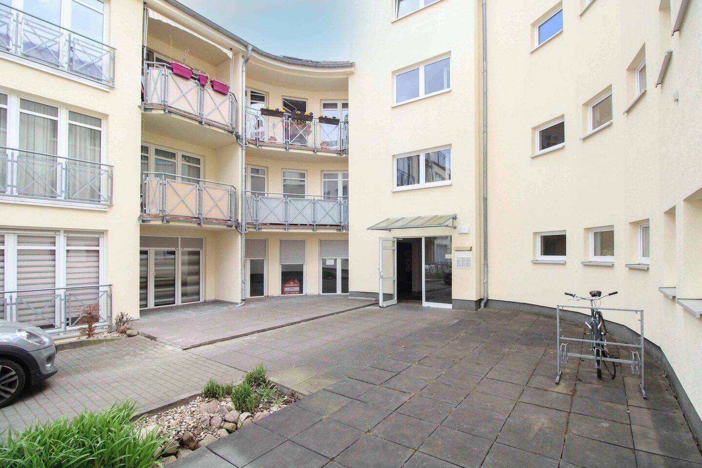 Bequem leben: Altersgerechte Wohnung mit Aufzug und sonnigem Balkon