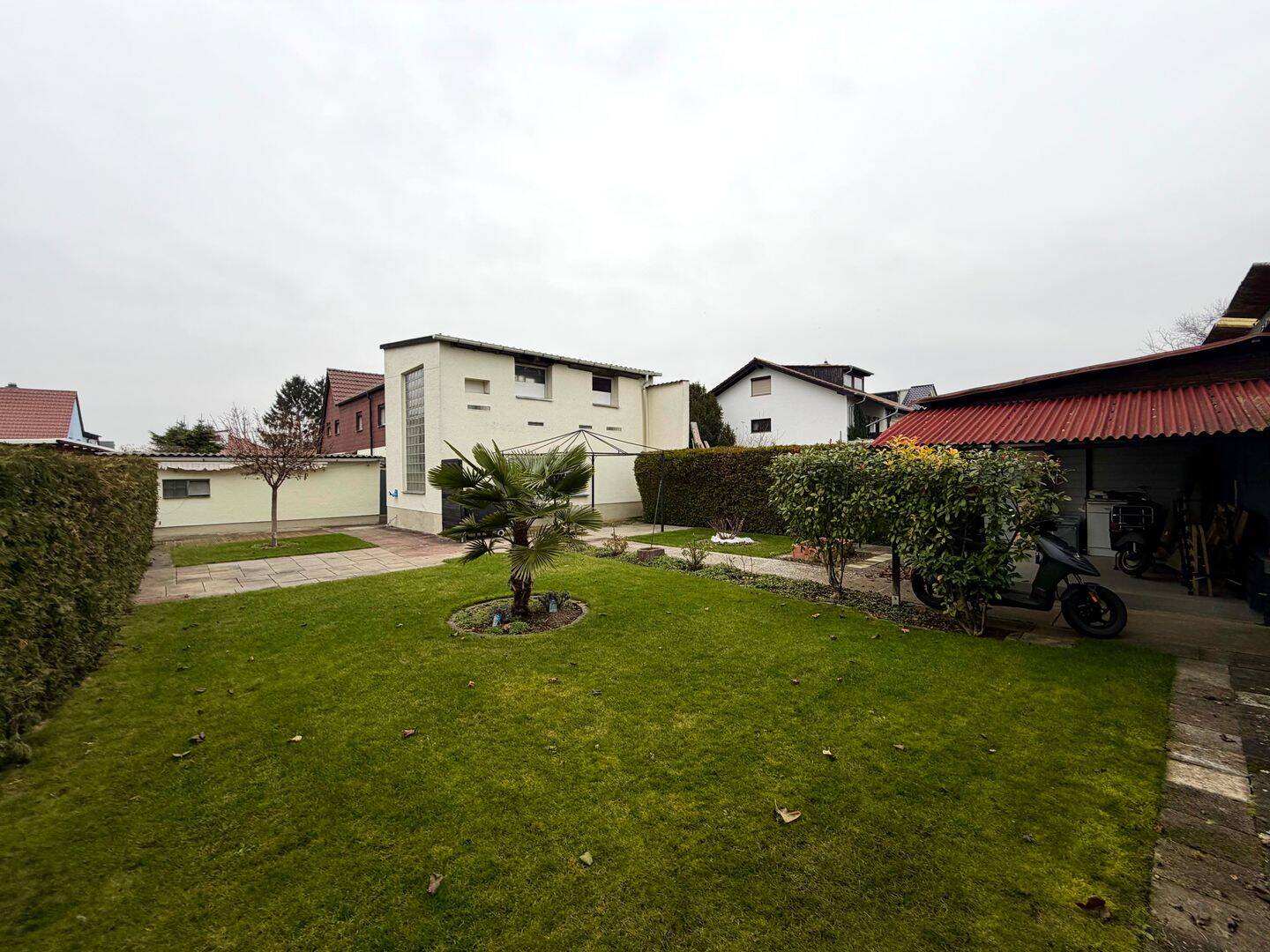 Großzügiges Einfamilienhaus mit traumhaftem Garten in ruhiger Wohnlage – Ludwigshafen am Rhein – Bild 1 von 9