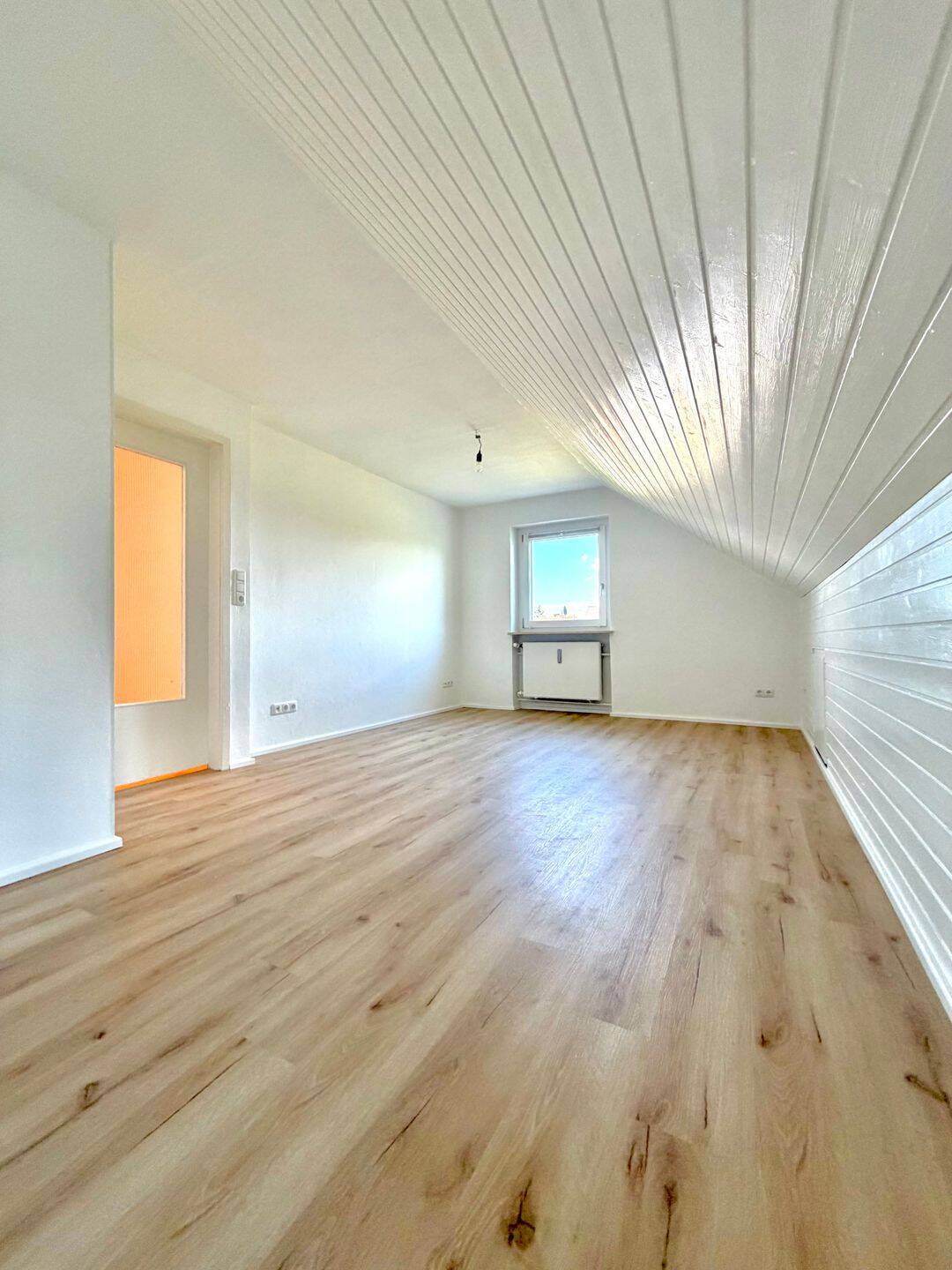 Erstbezug - Renovierte 2.-Zi.-Wohnung mit EBK, S-Bahn fussläufig