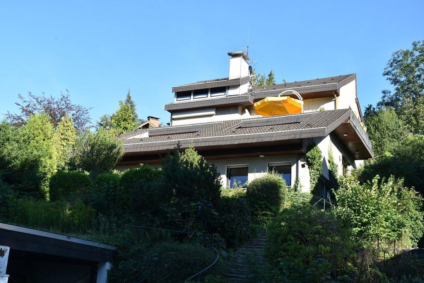 Exclusives Einfamilienhaus mit Einliegerwohnung in ruhiger Lage mit traumhafter Aussicht