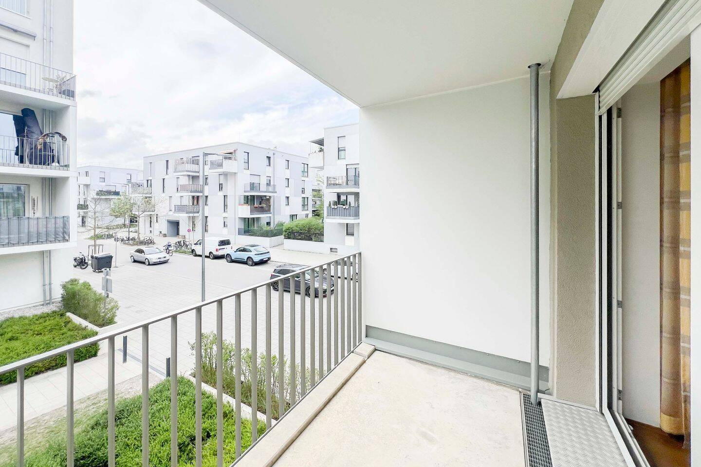 Sofort bezugsfrei: Neuwertige 2-Zimmer-Wohnung mit überdachtem Balkon inkl. Garagenstellplatz!