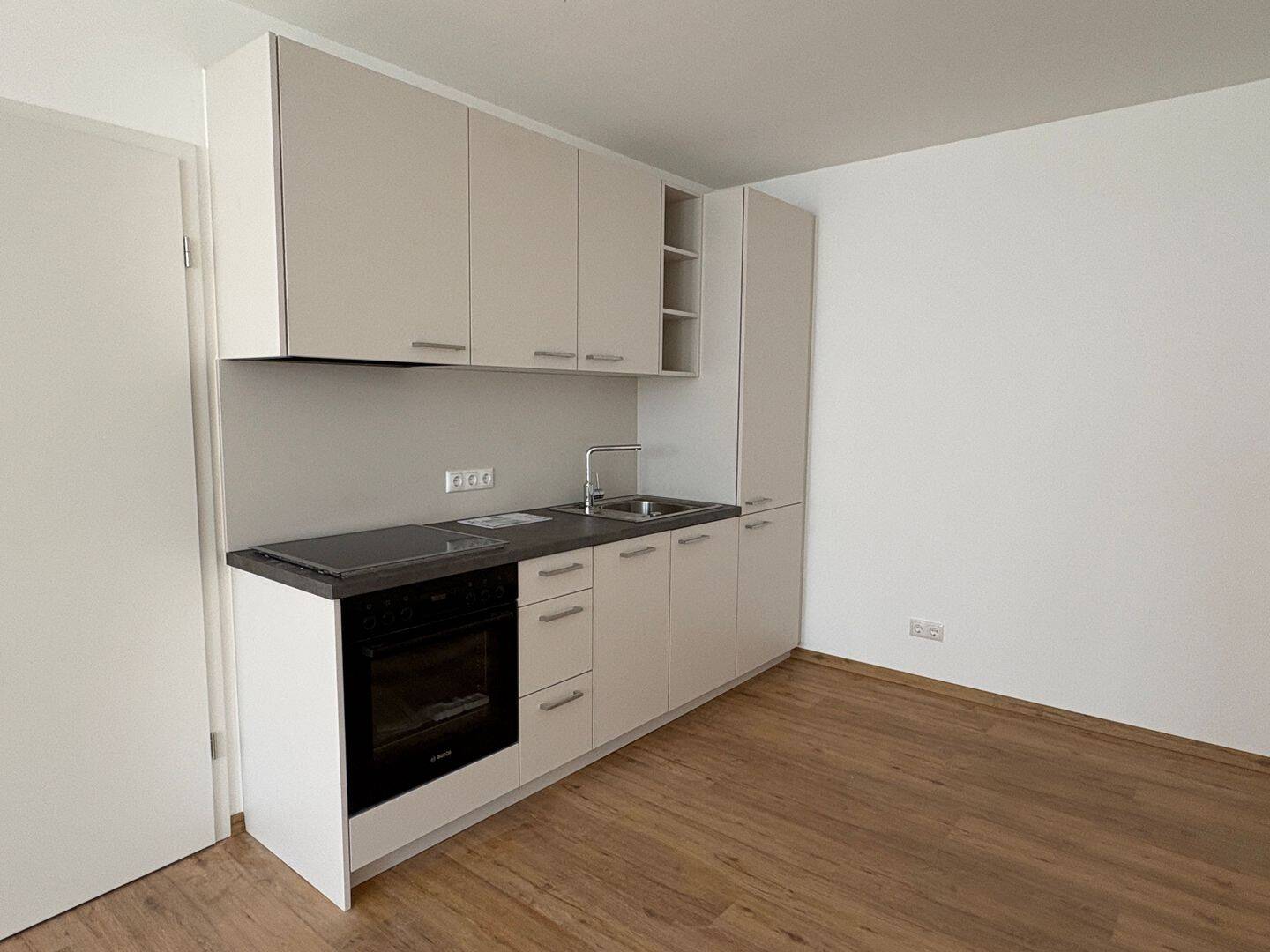 Hochwertig sanierte 2-Zimmer-Wohnung mit geräumigem Bad und Einbauküche in der Regensburger Altstadt - Wohnung 12 – Regensburg – Vorschaubild 3