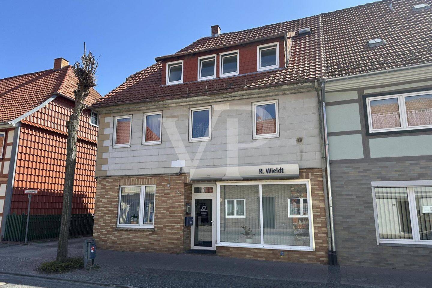 Vermietetes Reihenendhaus mit Gewerbeeinheit im Stadtzentrum von Moringen – Moringen – Bild 1 von 9