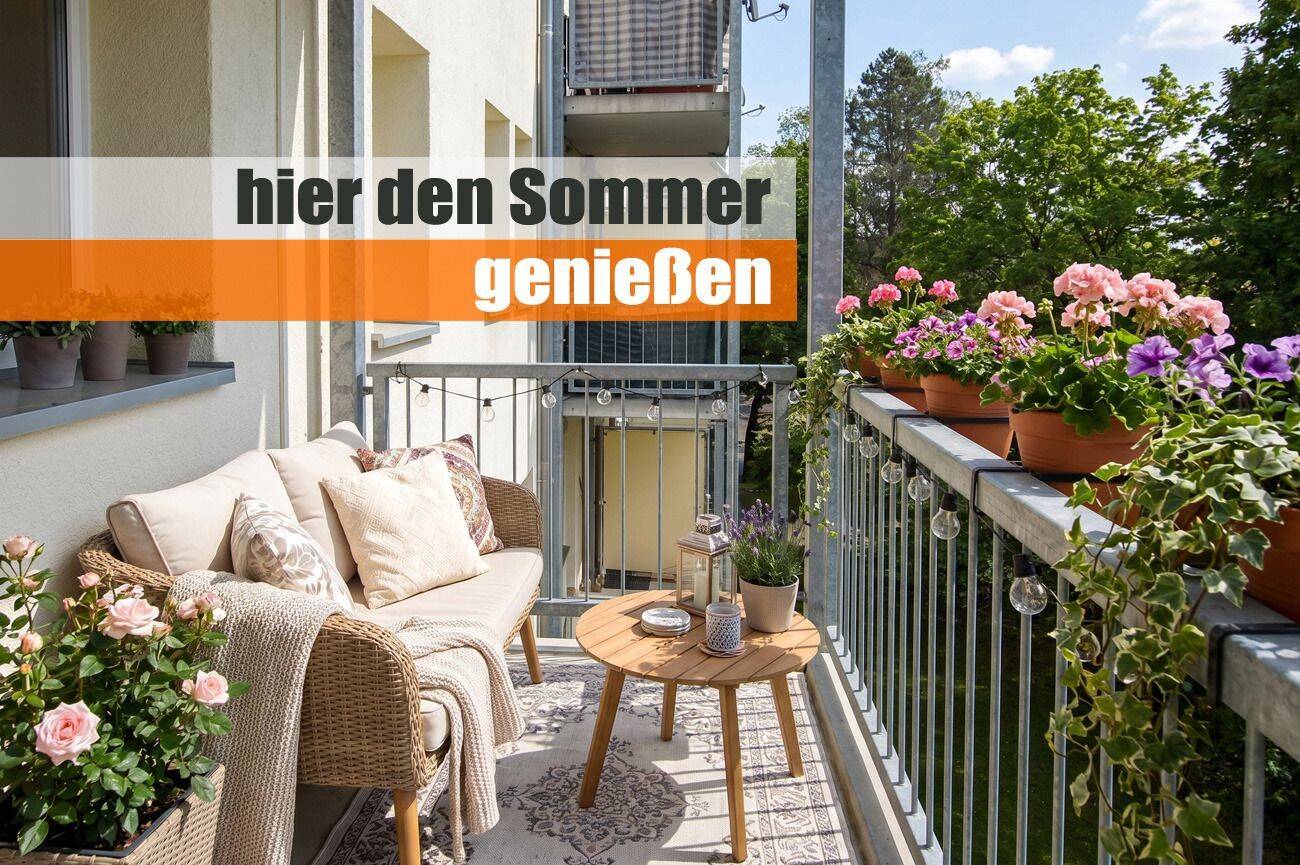 den Sommer auf dem Balkon genießen dazu Bad mit Wanne, Dusche, Fenster