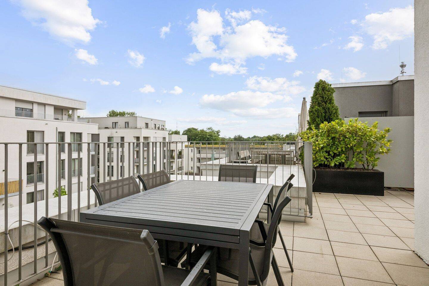 Modernes Penthouse mit exklusiver Möblierung – München – Vorschaubild 7