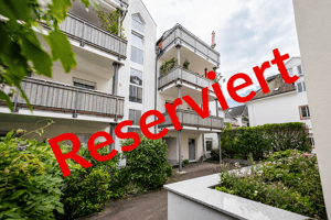 Schlosspark vor der Tür. Bezugsfreie 3-Zimmer-Wohnung mit Balkon, Aufzug & TG-Stellplatz!