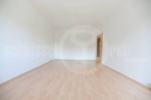 *Bezugsfreie 3-Raum-Wohnung im 1. OG mit Südbalkon, Tageslichtbad und Fernblick! PLUS: Wohnküche mit EBK!* – 1169 Dresden – Vorschaubild 5