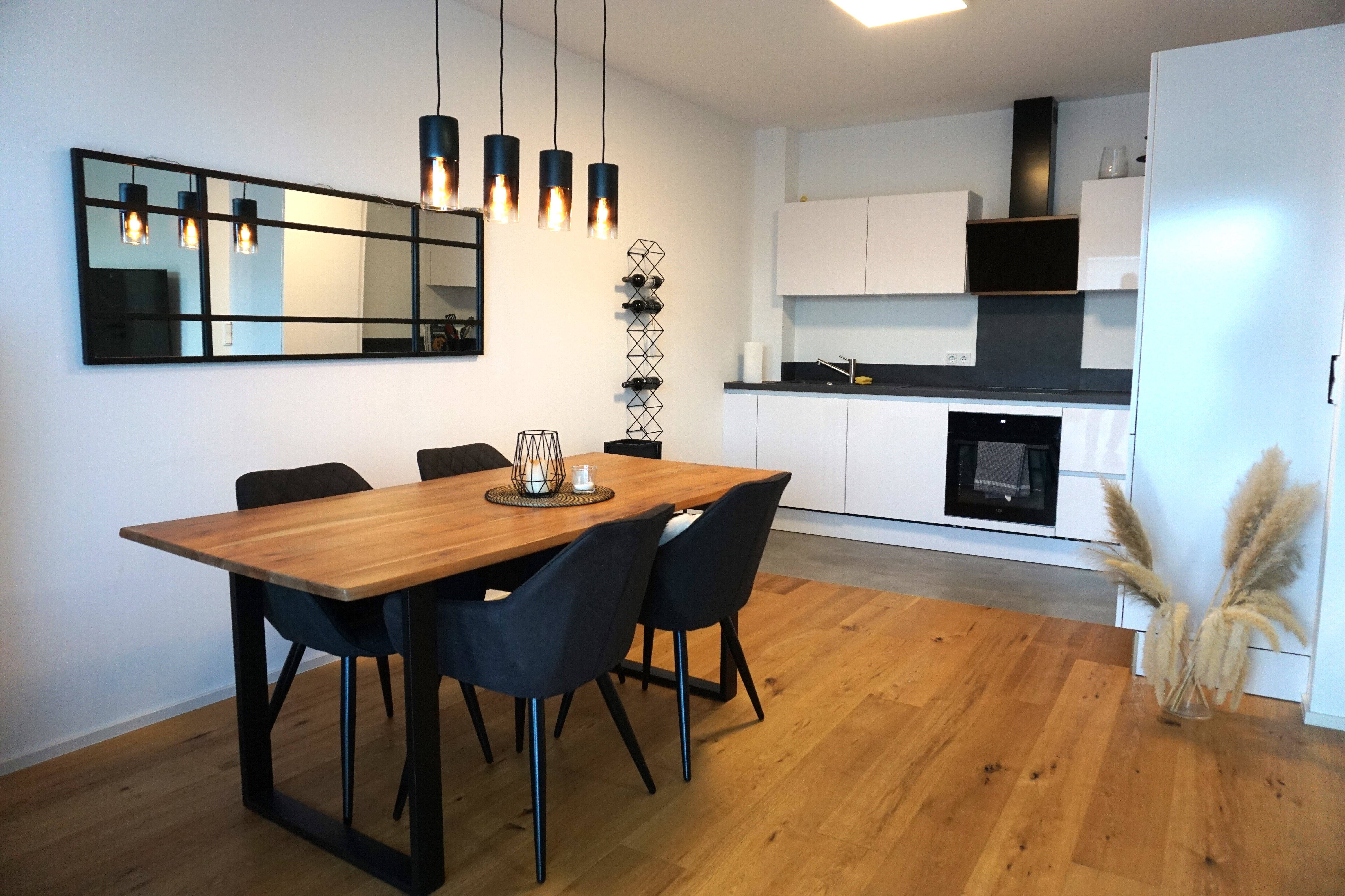 Helle Neubau-Wohnung mit Balkon und Garage
