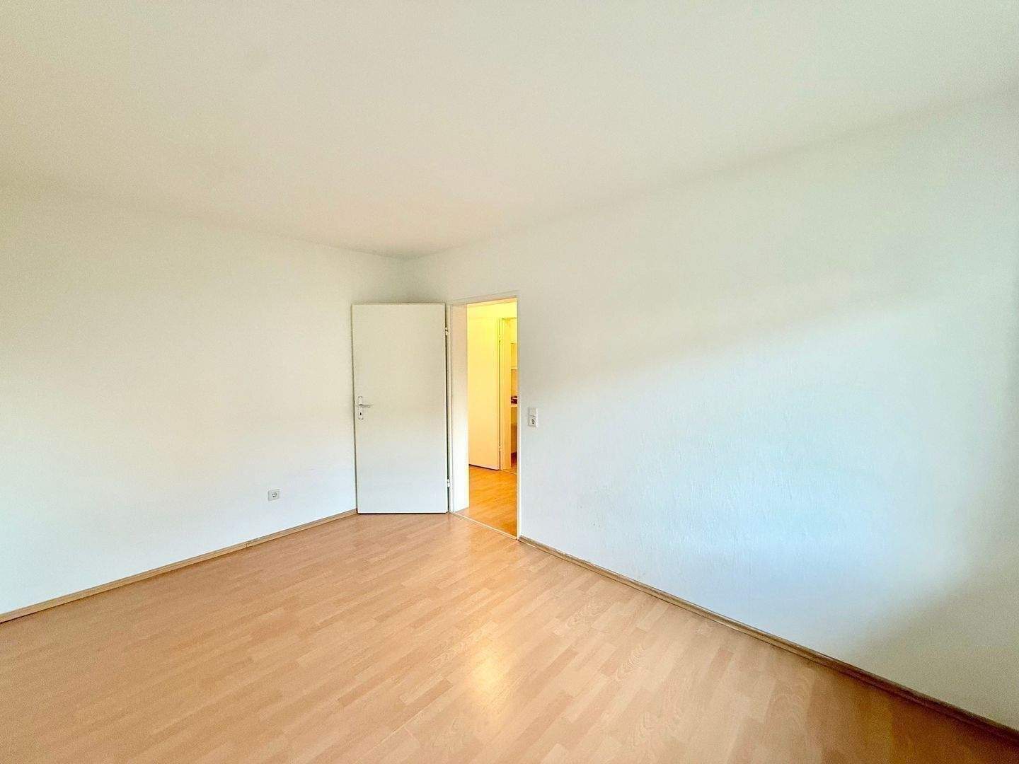 Ohne Provision & sofort bezugsfähig! Schöne 4-Zimmer-Wohnung mit netter Südwestloggia & ca. 86,6 qm im 1.Stock – Dietersheim – Vorschaubild 8