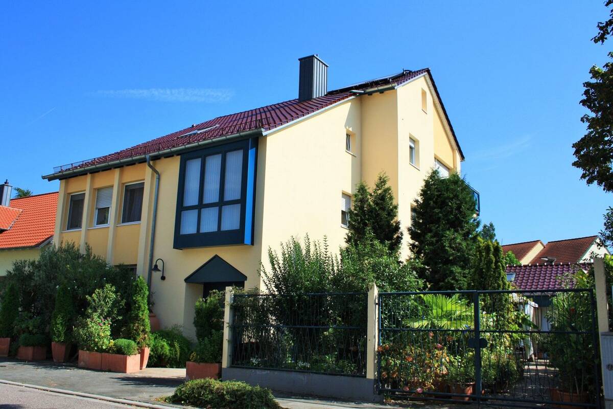 Sehr schöne Maisonettewohnung, 122 qm, 6 Zi, Kü, Bad, Balkon, Keller, StPl. & Garage – 76764 Rheinzabern – Bild 1 von 9
