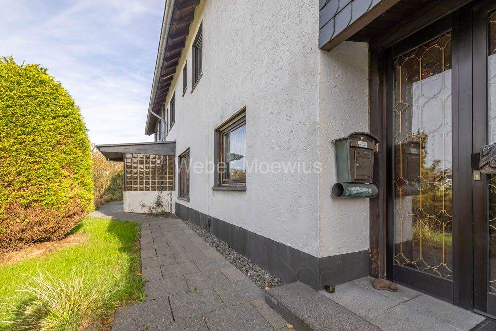 Attraktives EFH mit Einliegerwohnung, zwei Garagen, Garten und Photovoltaik-Anlage – Neunkirchen-Seelscheid – Bild 1 von 9