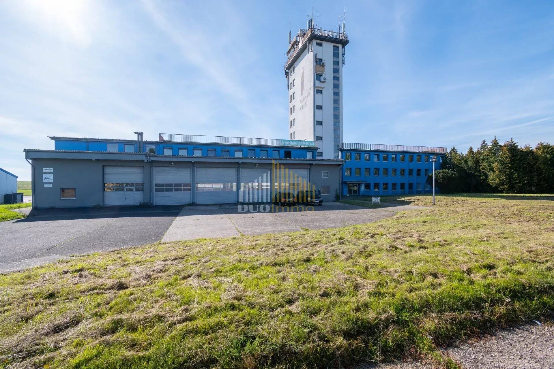 Bürofläche mit Ausblick über den Flugplatz zu vermieten