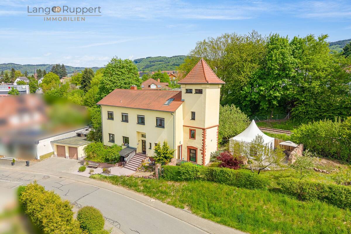Außergewöhnliches Einfamilienhaus mit Turm und großem Garten – 64658 Fürth – Bild 1 von 9