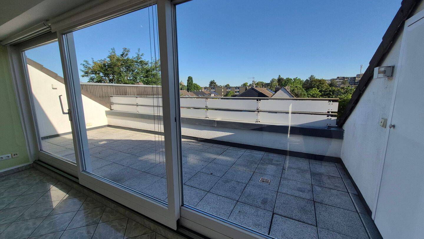 Großzügige und gut geschnittene DG Wohnung in gesuchter Lage direkt am Schmölderpark gelegen. Große Terrasse ! – Mönchengladbach – Vorschaubild 3