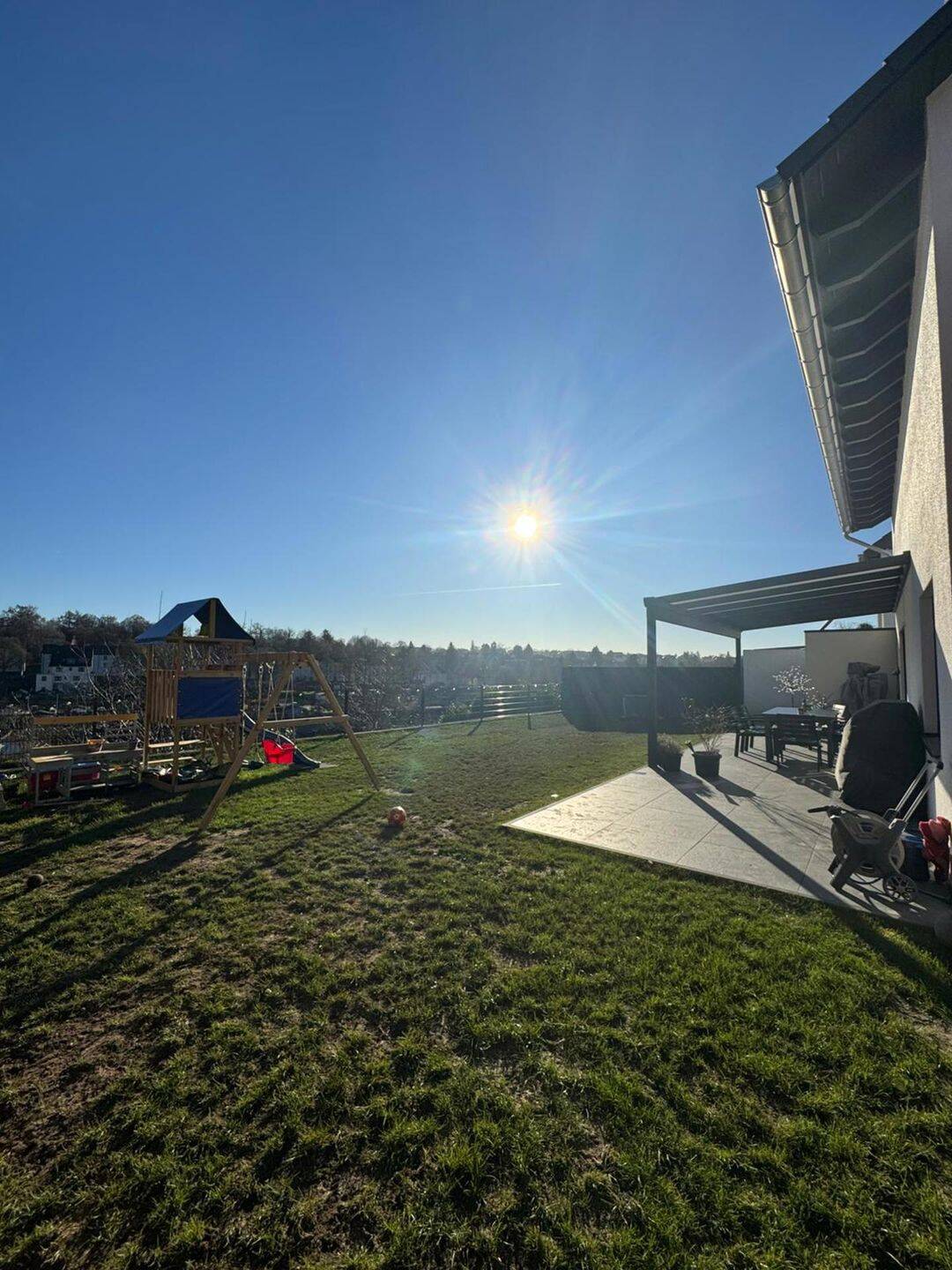 Großer Garten! Ruhige Umgebung! Energieklasse A+! Perfekt für Familie! – Solingen – Bild 1 von 9
