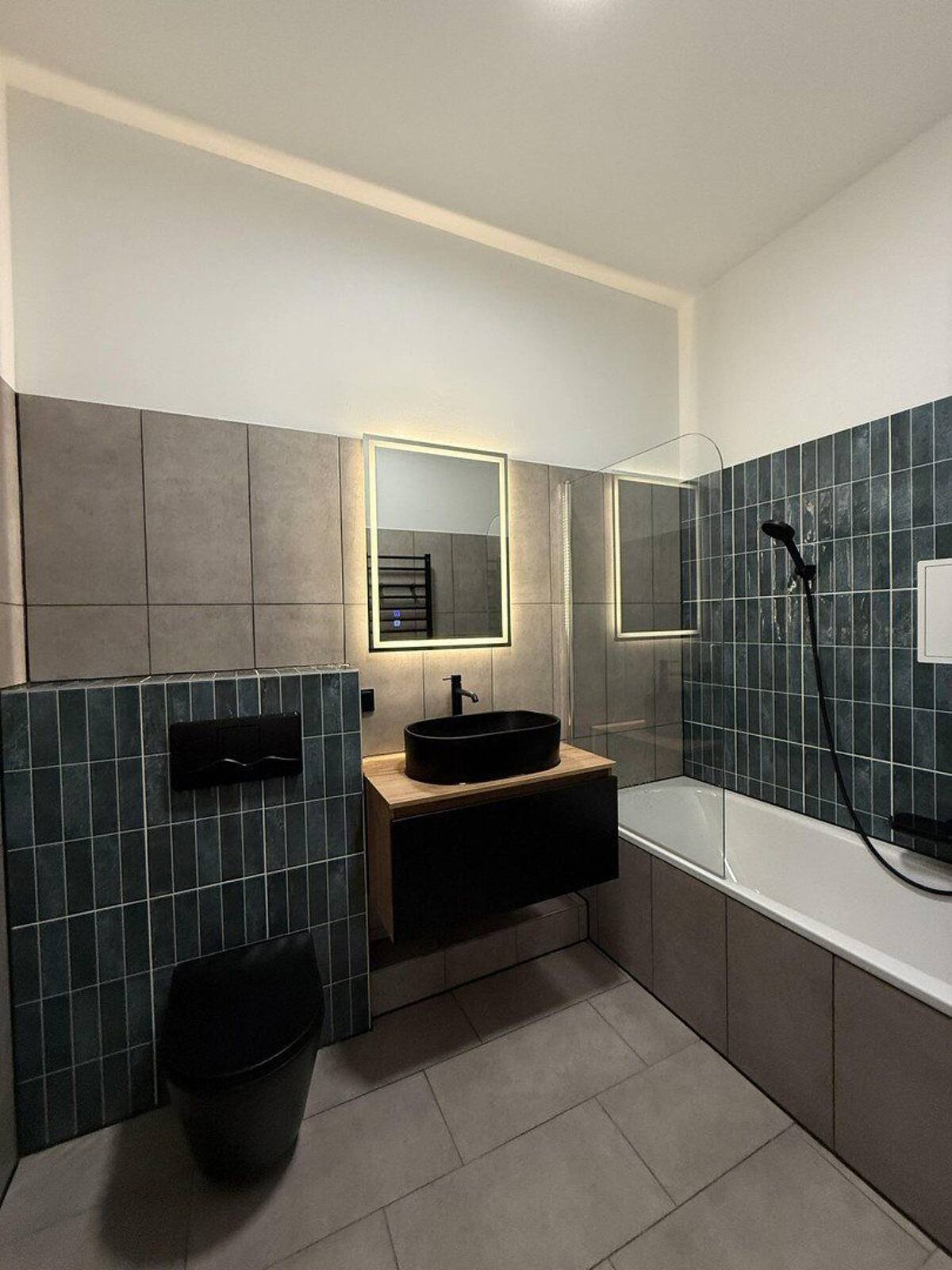 Erstbezug nach Sanierung: 2-Zimmer-Altbauwohnung mit Balkon, Aufzug & Einbauküche direkt am Dom – 39104 Magdeburg – Bild 1 von 9