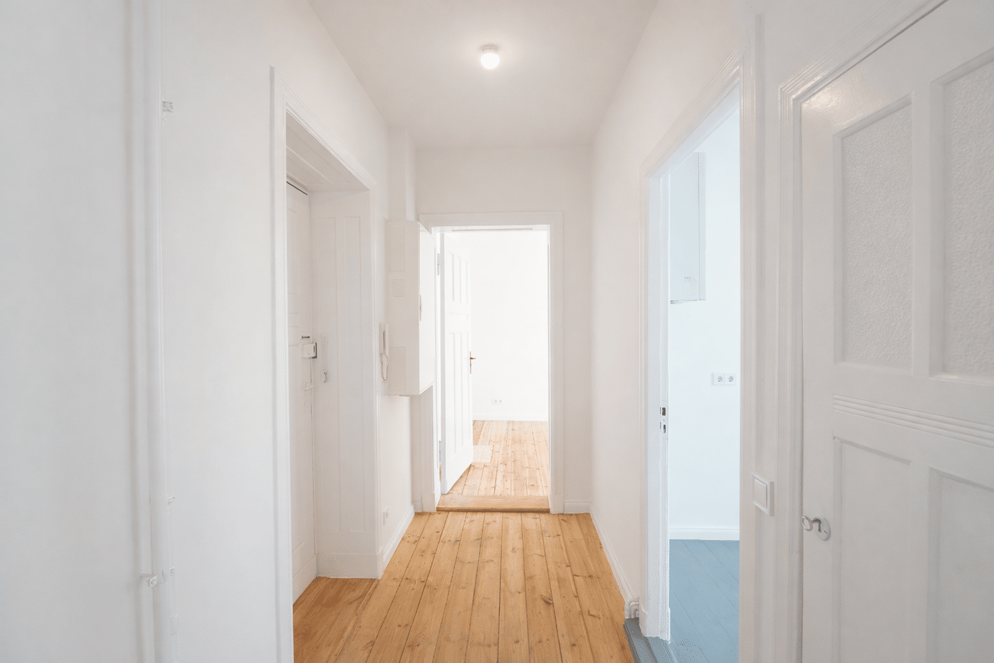 Altbau-Charme mit Westbalkon - renovierte 2-Zimmer-Wohnung, sofort bezugsfrei (WE29) – Berlin – Vorschaubild 2