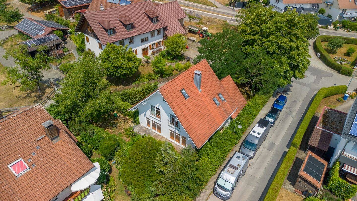KN-Dettingen: Freistehendes Einfamilienhaus mit Garten, Garage und Einliegerbereich - frei 01.09.26 – Konstanz – Vorschaubild 4