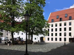 Zentral in München: moderne Wohnung im alten Hof in Erbpacht optional mit TG-Stellplatz