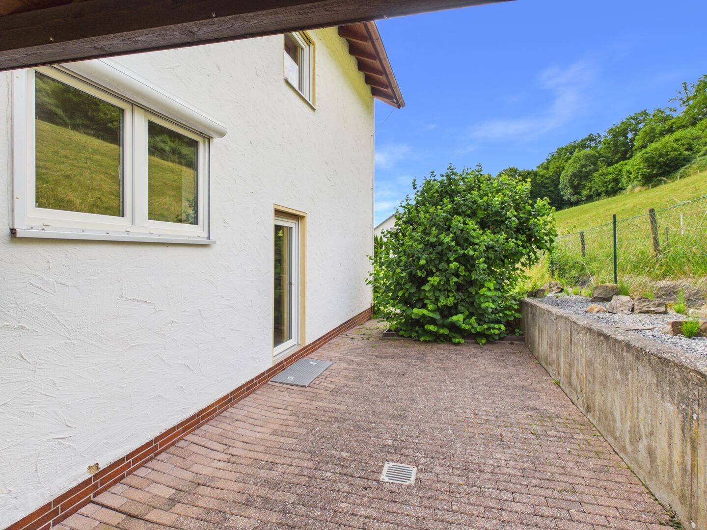 Familienfreundliches Einfamilienhaus mit großem Garten, Teich und Garage in Hauneck – Hauneck – Vorschaubild 8