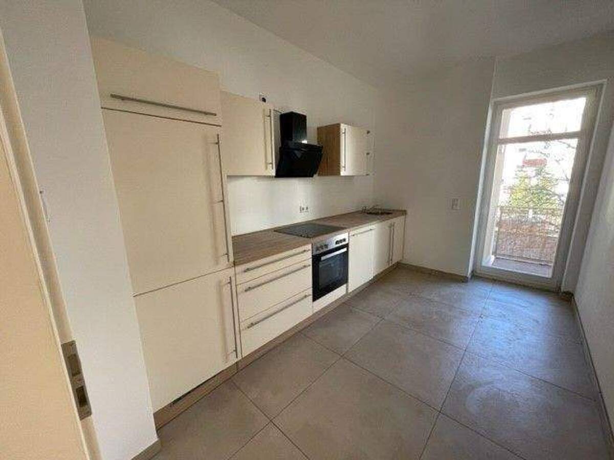 GERÄUMIGE SOWIE HOCHWERTIGE WOHNUNG MIT PARKETT, FUßBODENHEIZUNG, BALKON UND EBK – 9130 Chemnitz – Bild 1 von 9