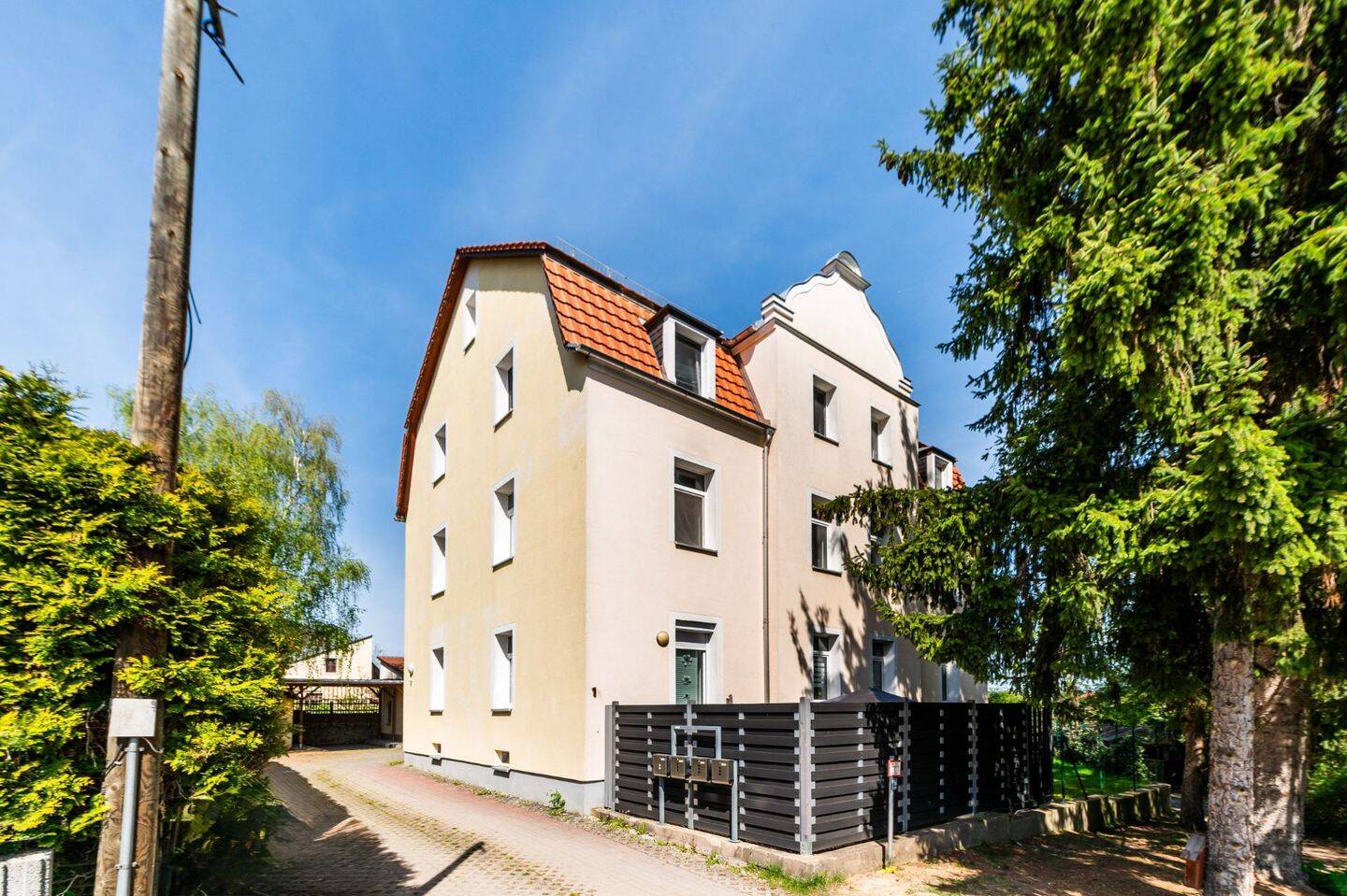 Wohnen mit Komfort: vermietete großzügige 4 Raumwohnung mit Morgenlicht-Balkon