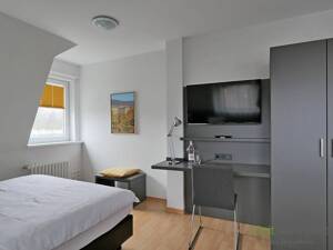 (EF0423_M) Kassel-Stadt: Bad Wilhelmshöhe, möbliertes Apartment mit großer Fensterfront, WLAN inklusive – 34131 Kassel – Vorschaubild 2