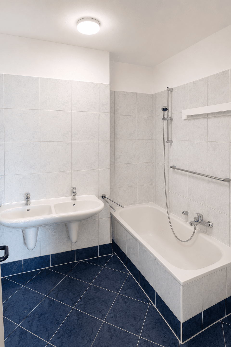 gemütliche 2-Raum-Wohnung mit großem Balkon, Stellplatz und Badewanne – Chemnitz – Vorschaubild 8